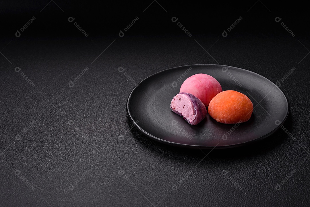 Imagem mostra dois bolinhos de arroz