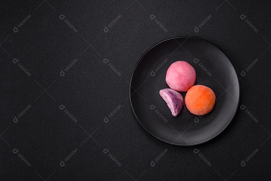 Imagem mostra dois bolinhos de arroz