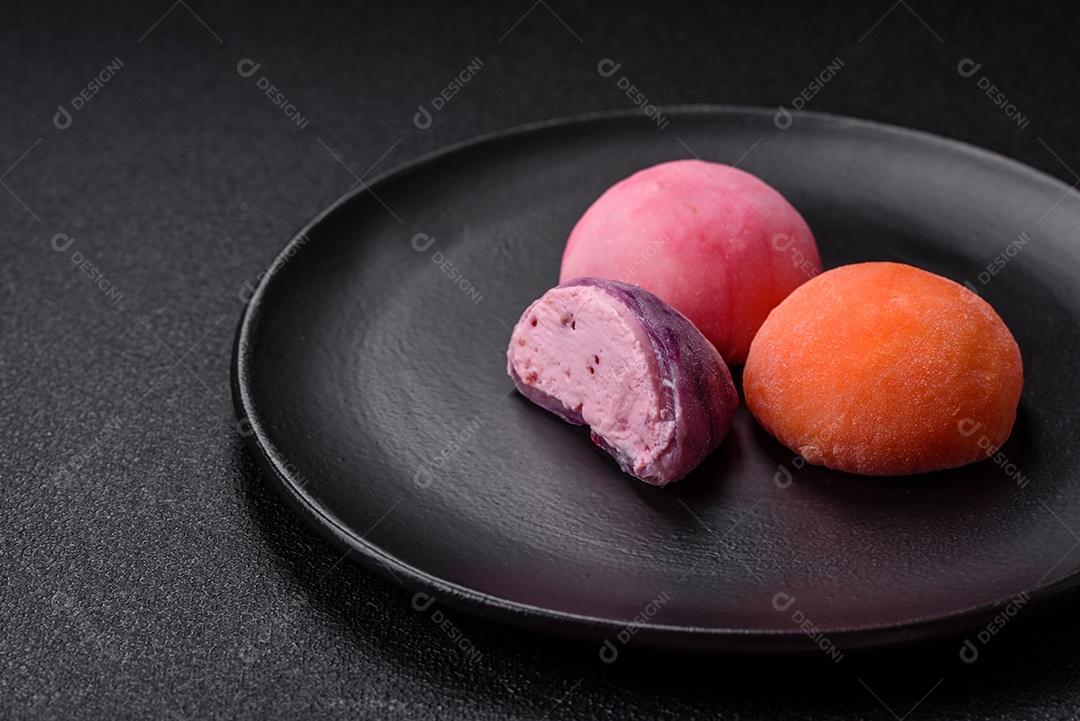 Imagem mostra dois bolinhos de arroz