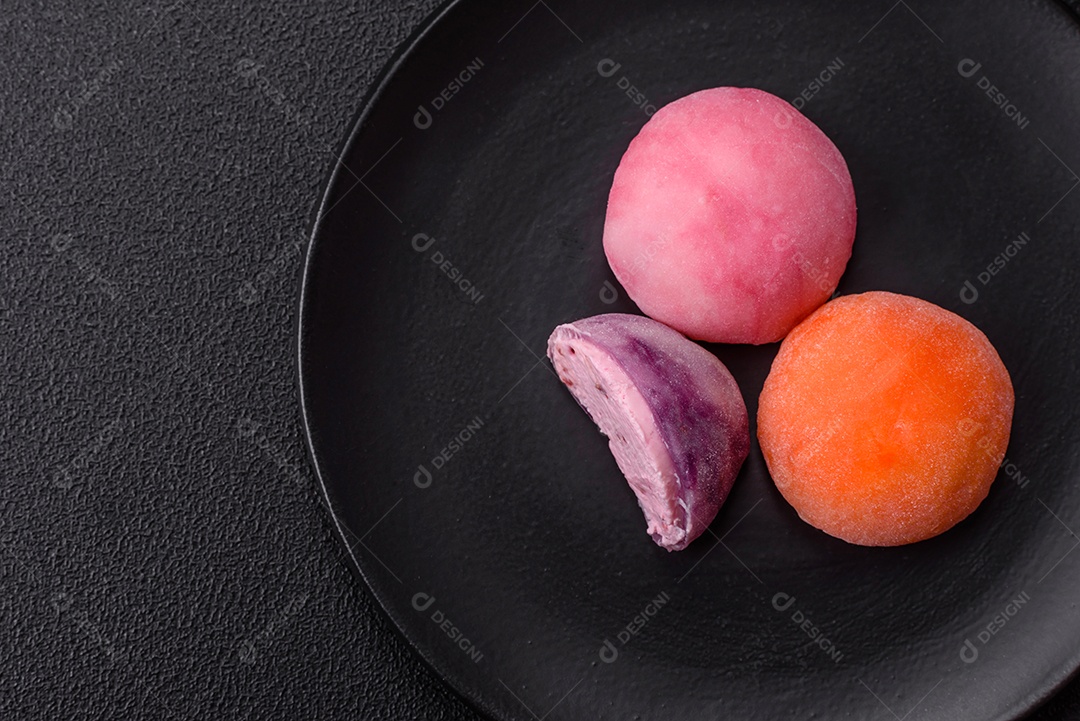 Imagem mostra dois bolinhos de arroz