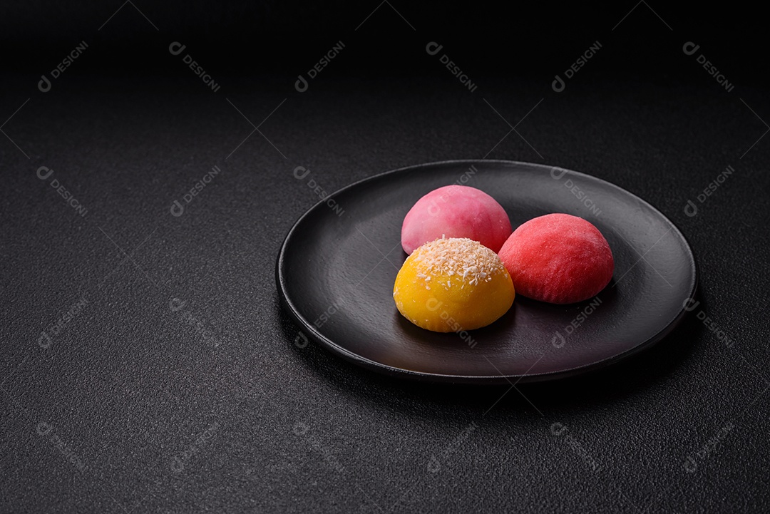 Imagem mostra dois bolinhos de arroz