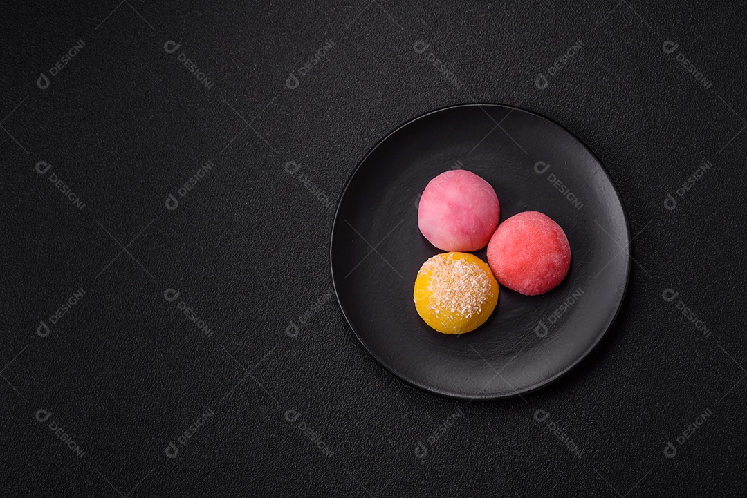 Imagem mostra dois bolinhos de arroz