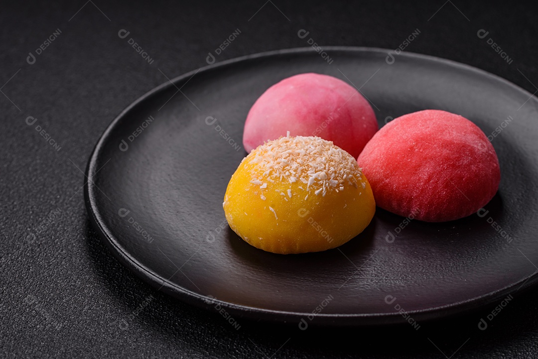 Imagem mostra dois bolinhos de arroz