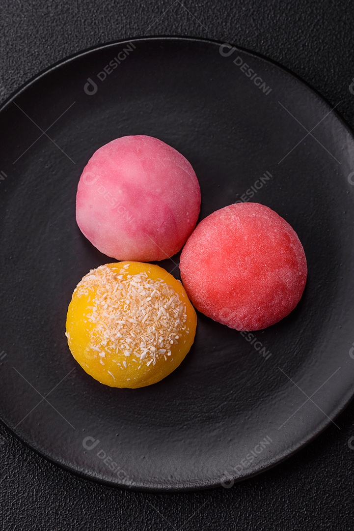 Imagem mostra dois bolinhos de arroz