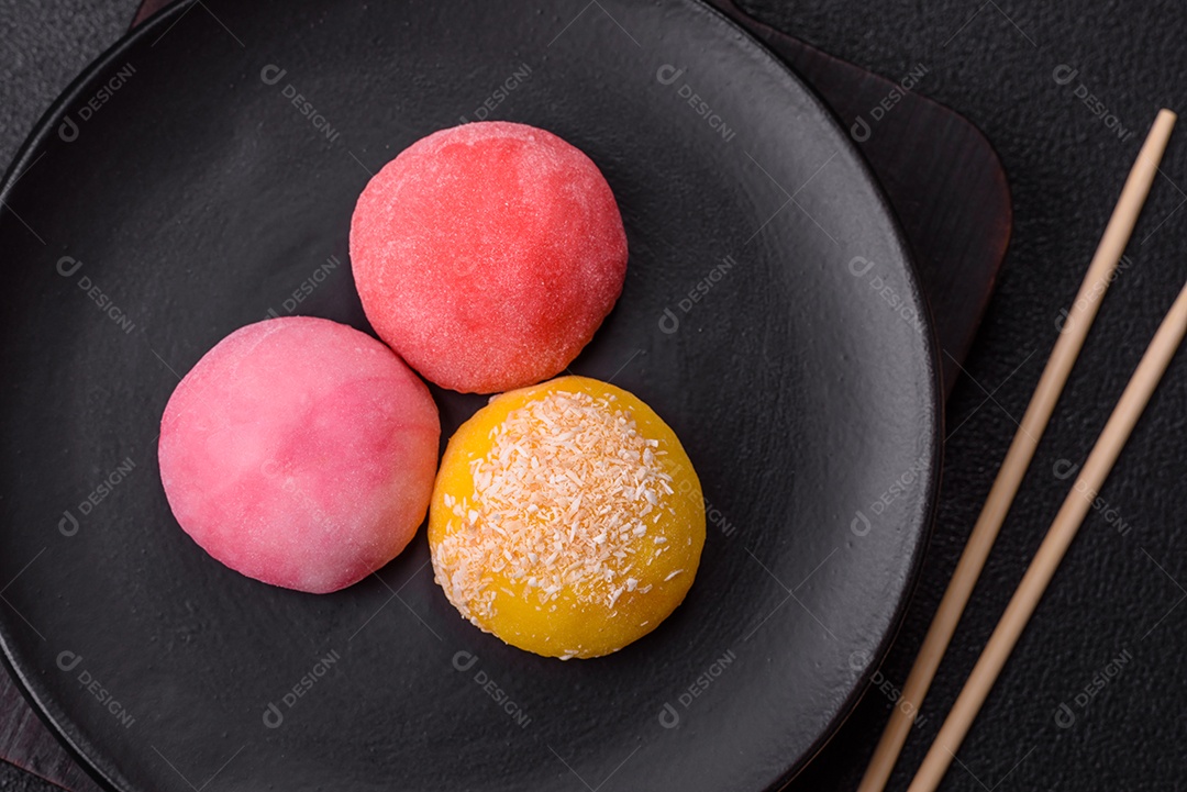 Imagem mostra dois bolinhos de arroz