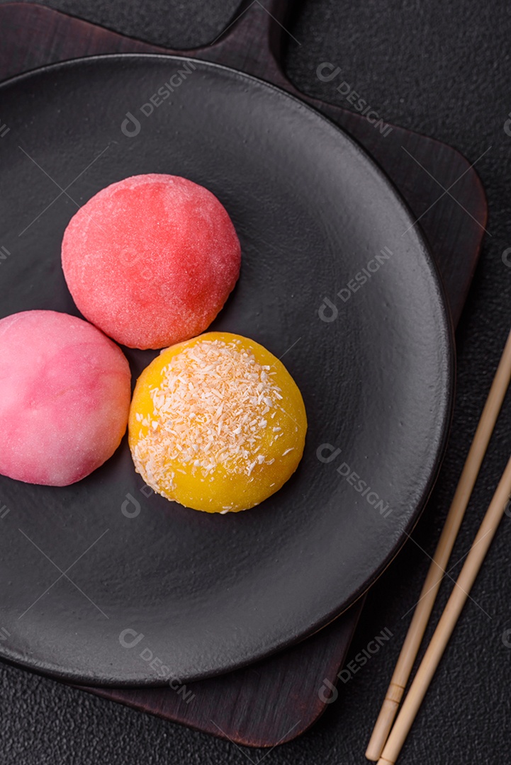 Imagem mostra dois bolinhos de arroz