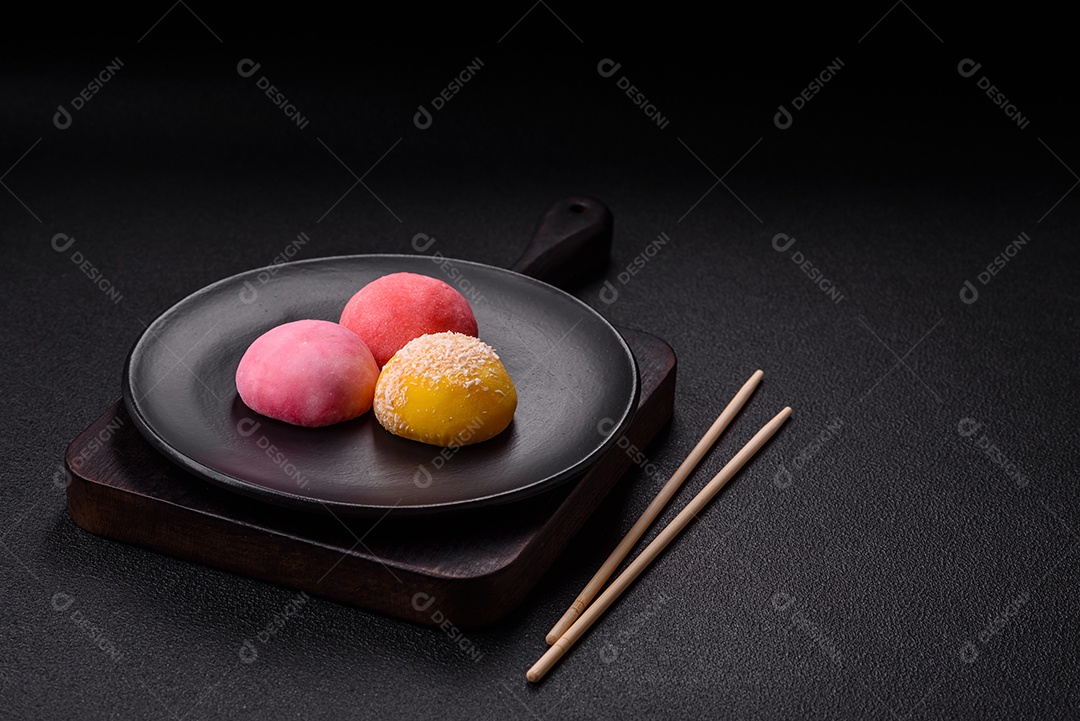 Imagem mostra dois bolinhos de arroz