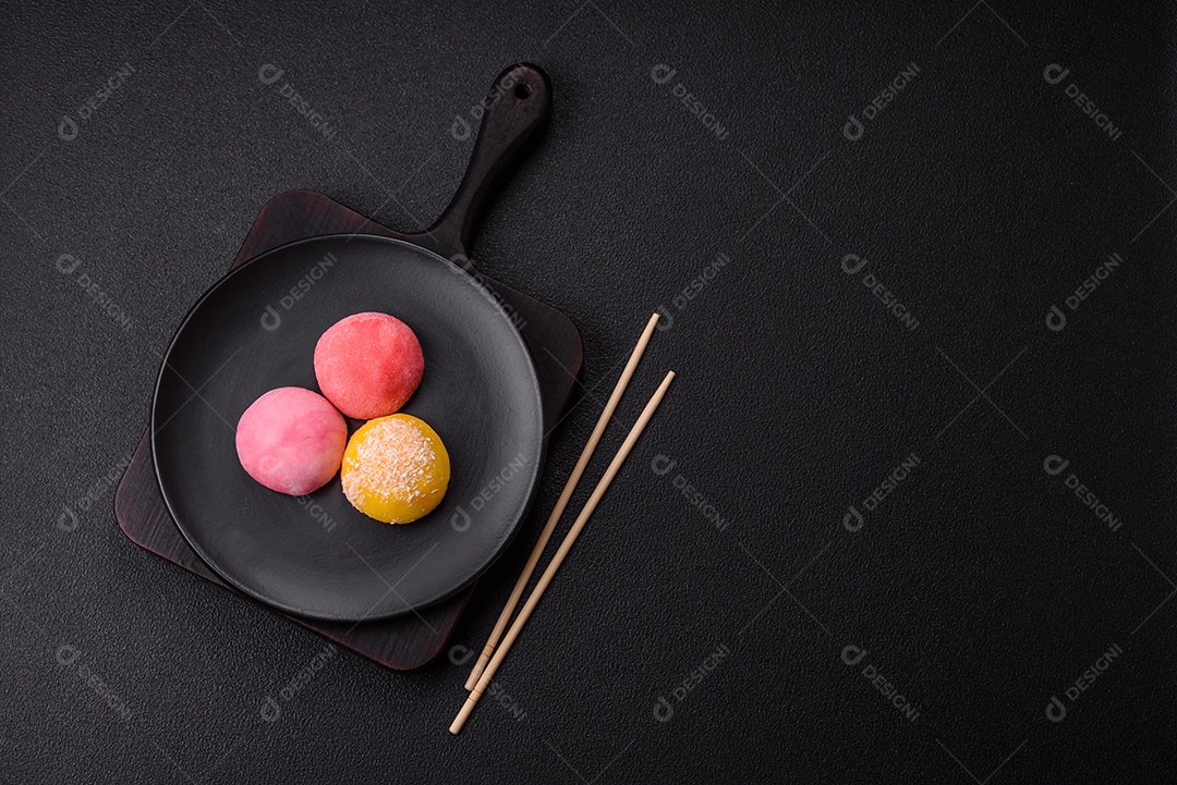 Imagem mostra dois bolinhos de arroz