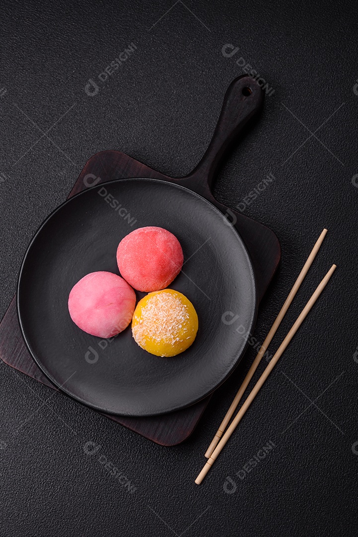 Imagem mostra dois bolinhos de arroz