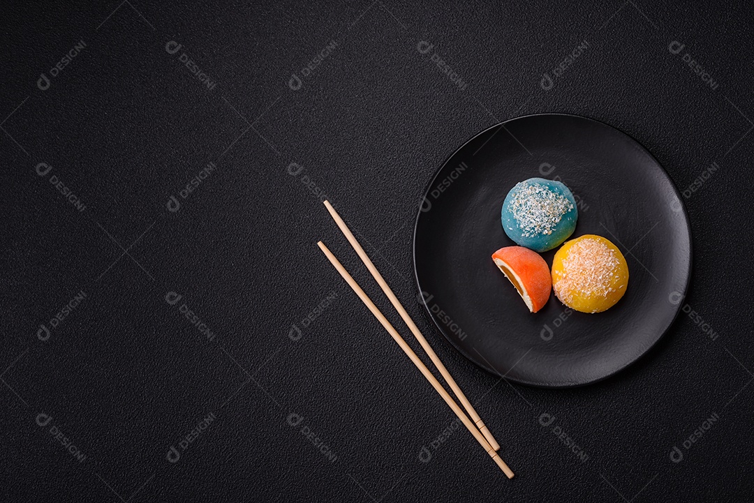 Imagem mostra dois bolinhos de arroz