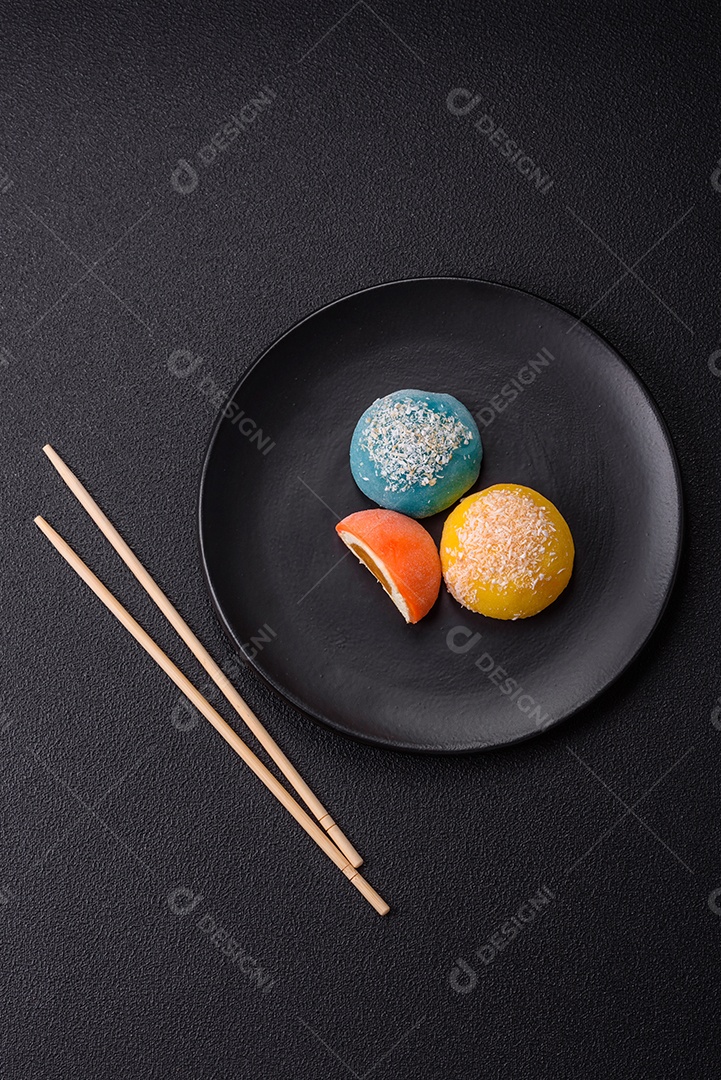 Imagem mostra dois bolinhos de arroz