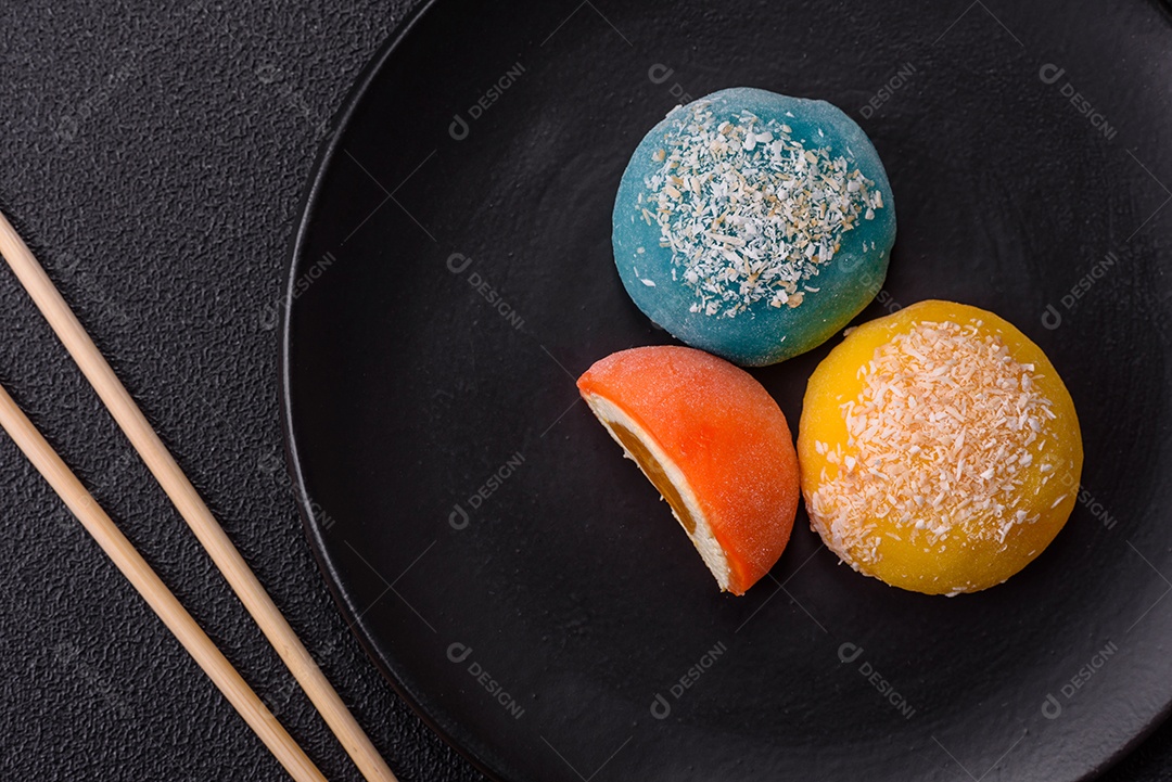 Imagem mostra dois bolinhos de arroz