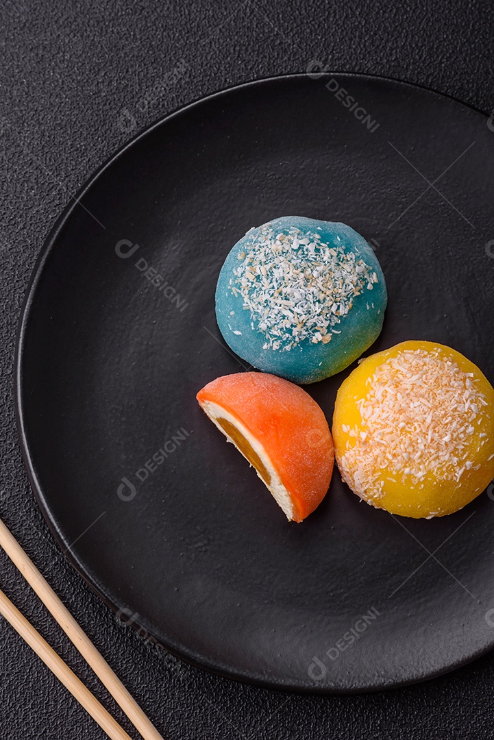 Imagem mostra dois bolinhos de arroz