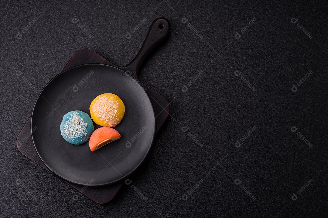 Imagem mostra dois bolinhos de arroz