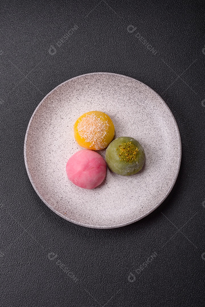 Imagem mostra dois bolinhos de arroz