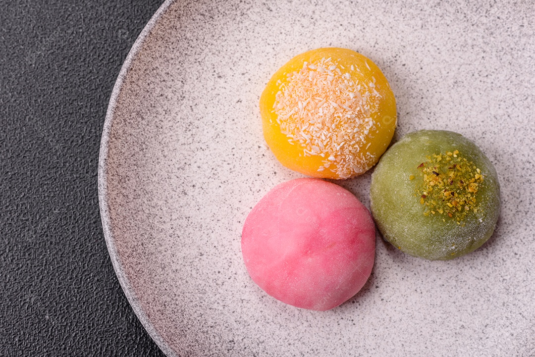 Imagem mostra dois bolinhos de arroz