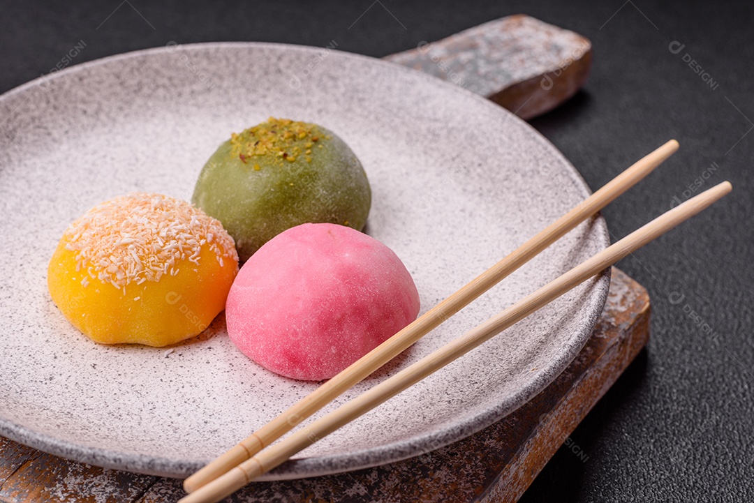 Imagem mostra dois bolinhos de arroz