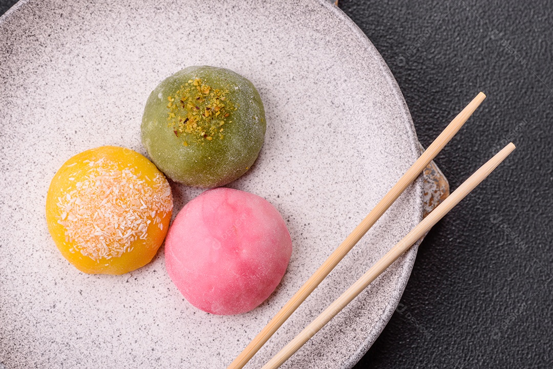 Imagem mostra dois bolinhos de arroz