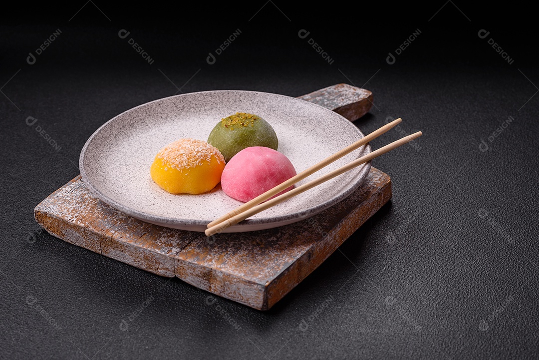 Imagem mostra dois bolinhos de arroz