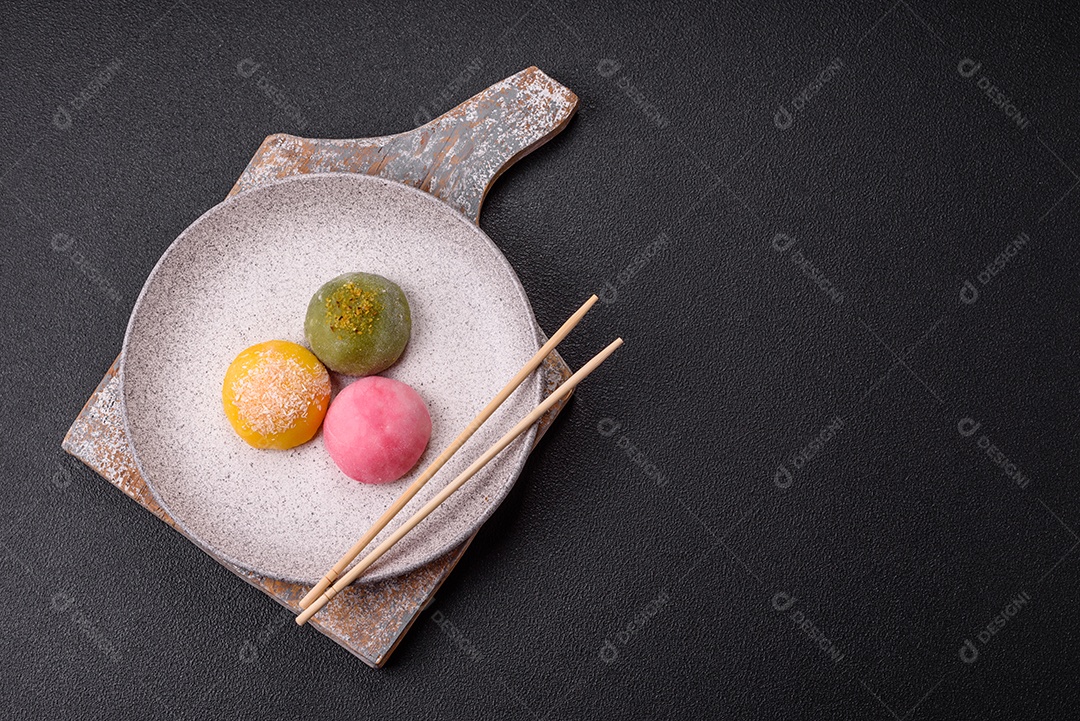 Imagem mostra dois bolinhos de arroz