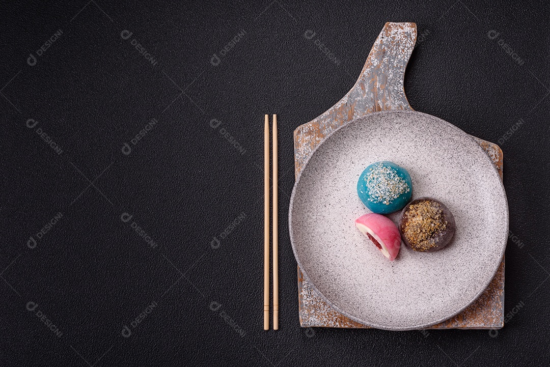 Imagem mostra dois bolinhos de arroz