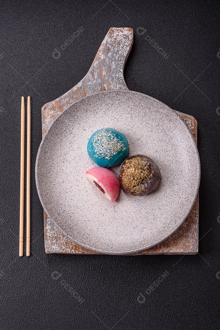 Imagem mostra dois bolinhos de arroz