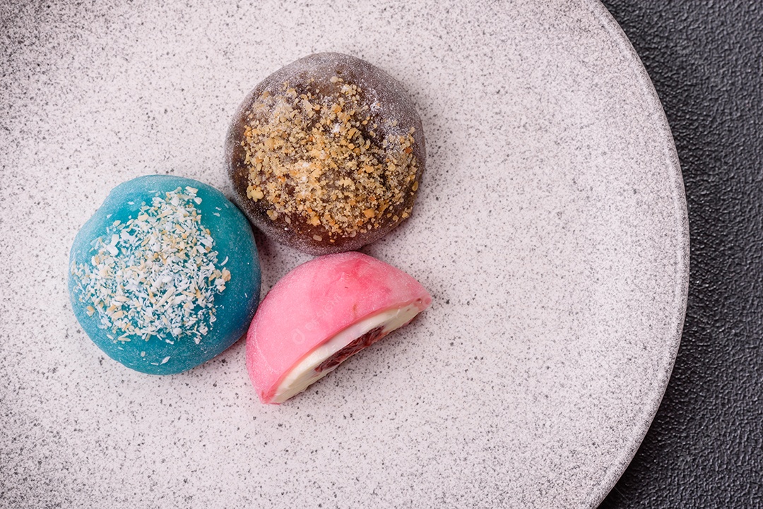 Imagem mostra dois bolinhos de arroz