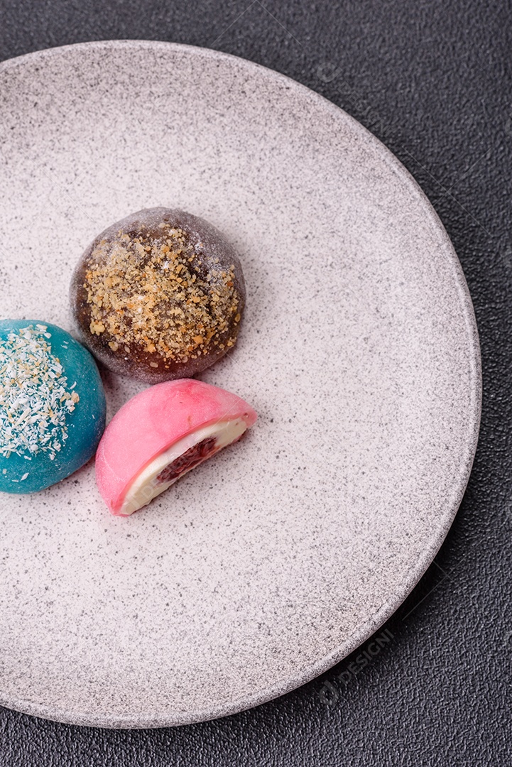 Imagem mostra dois bolinhos de arroz