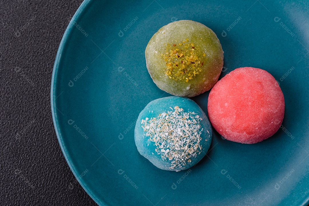 Imagem mostra dois bolinhos de arroz