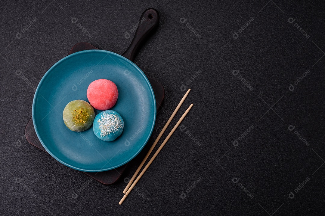 Imagem mostra dois bolinhos de arroz