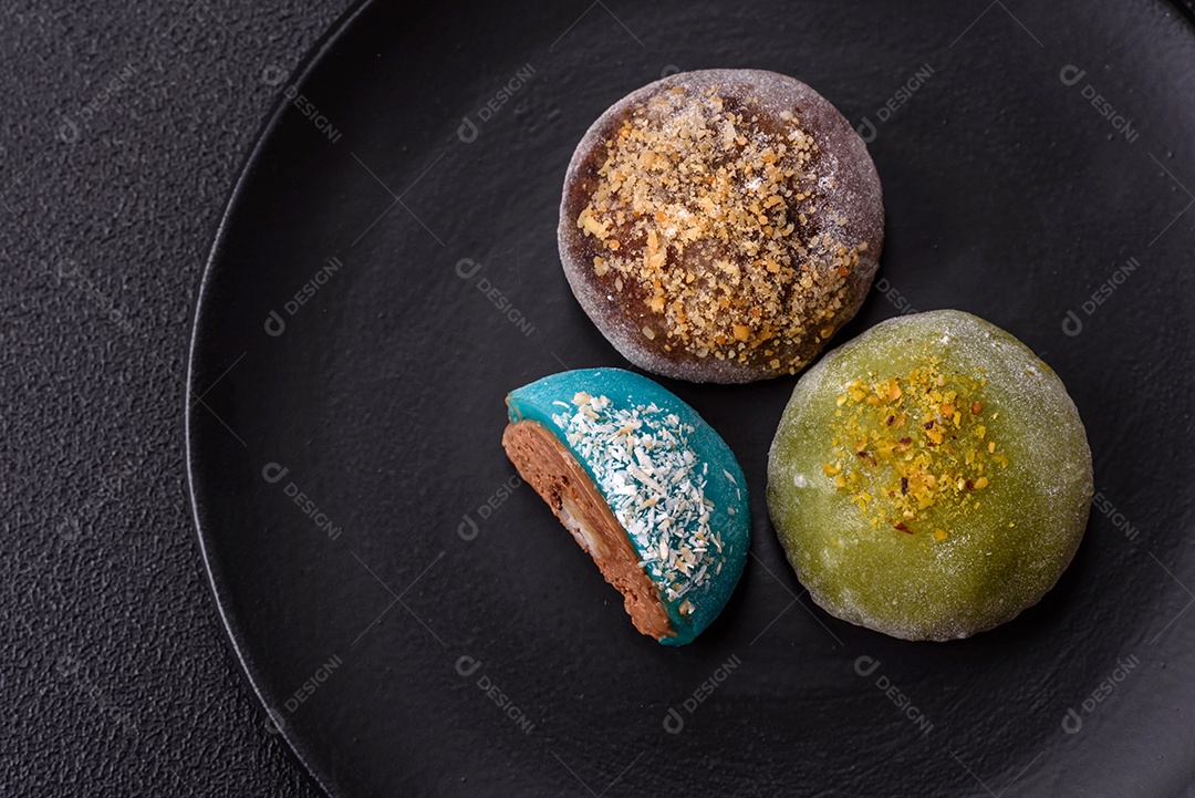 Imagem mostra dois bolinhos de arroz