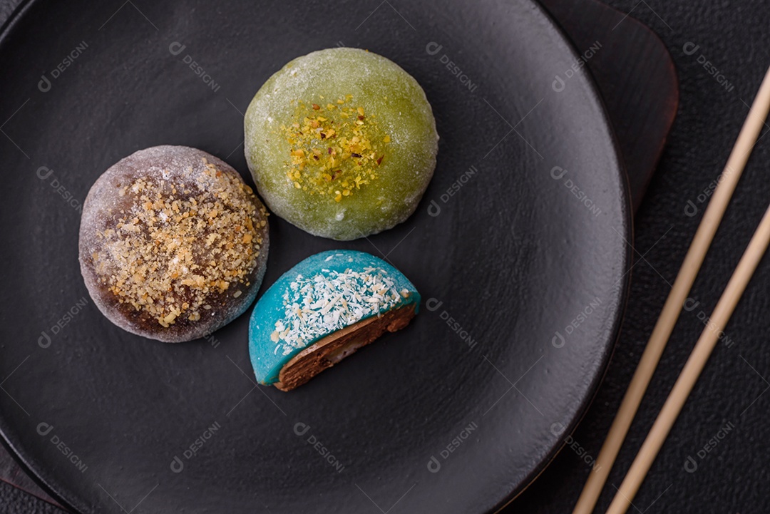 Imagem mostra dois bolinhos de arroz