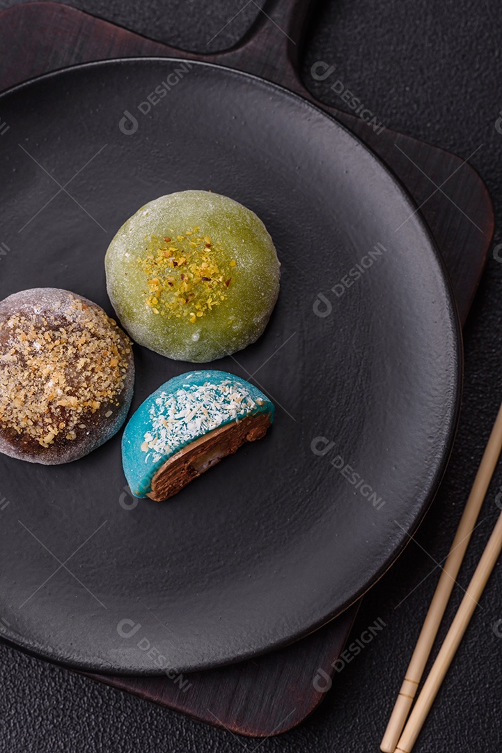 Imagem mostra dois bolinhos de arroz