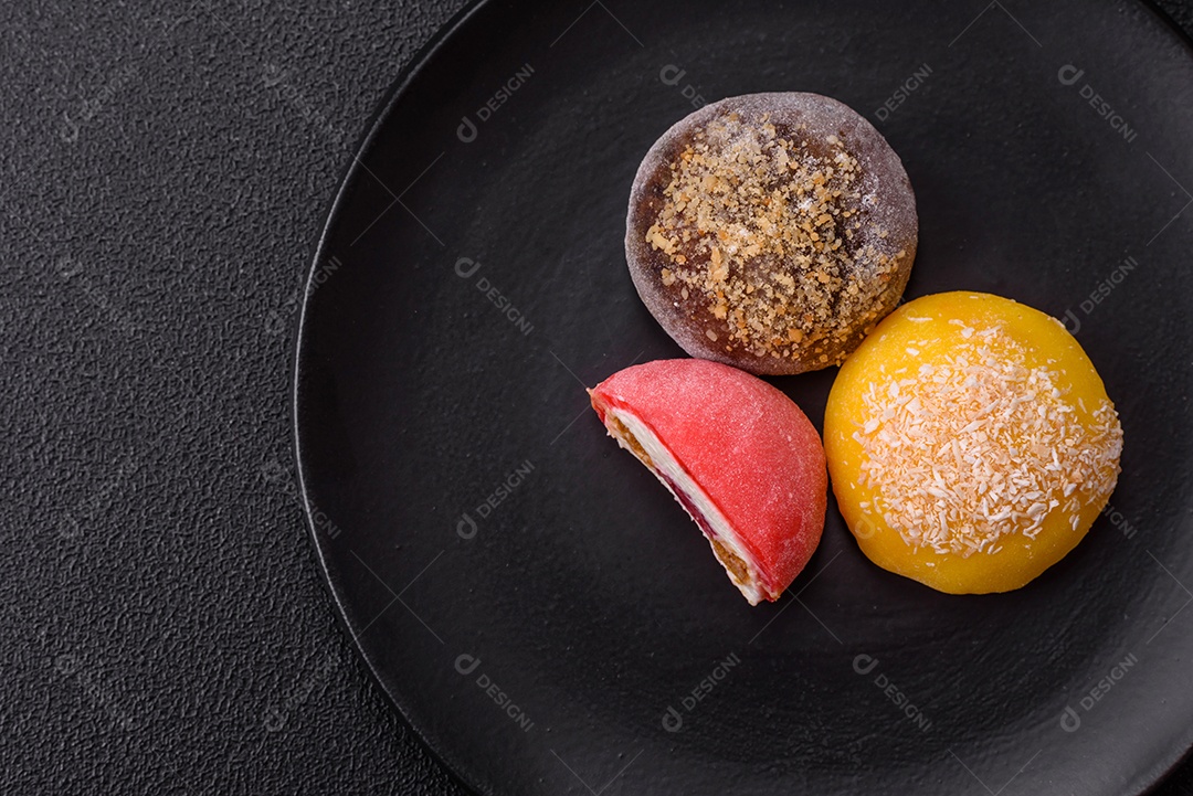 Imagem mostra dois bolinhos de arroz