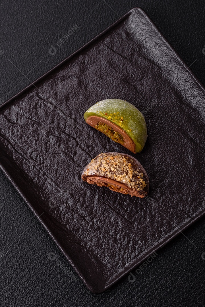 Imagem mostra dois bolinhos de arroz