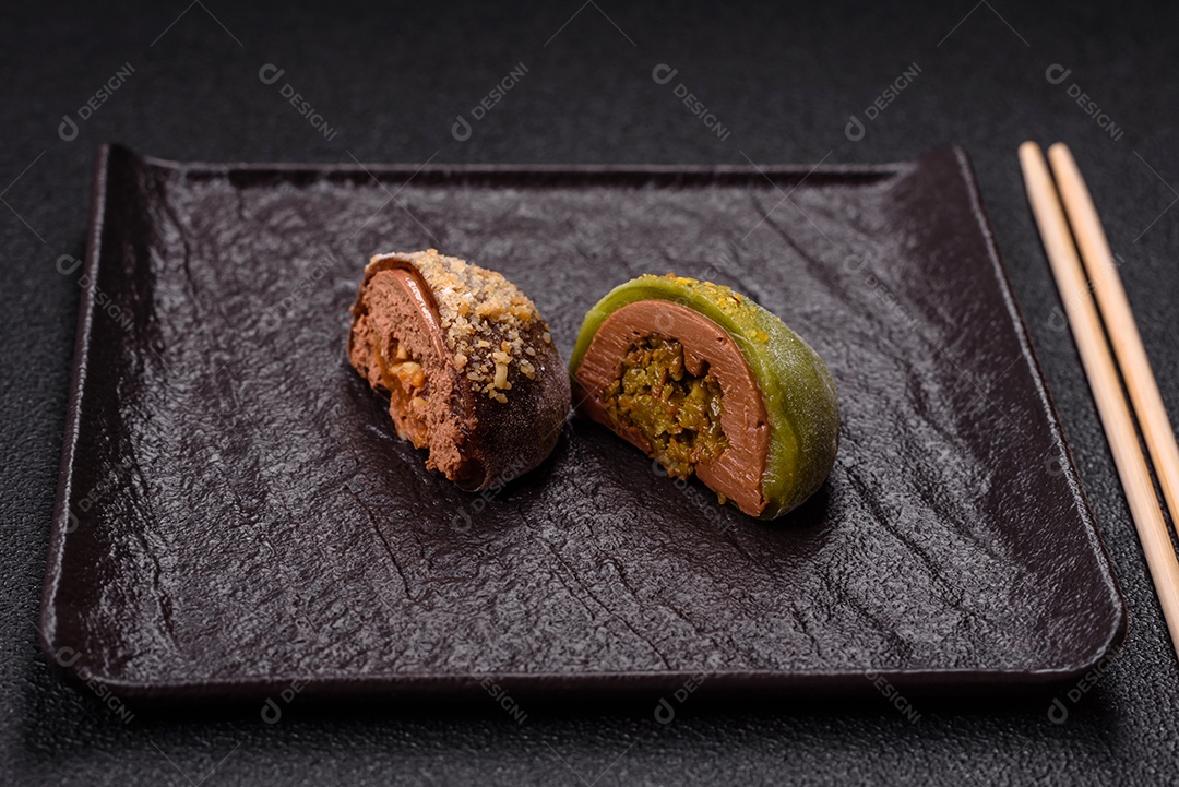 Imagem mostra dois bolinhos de arroz