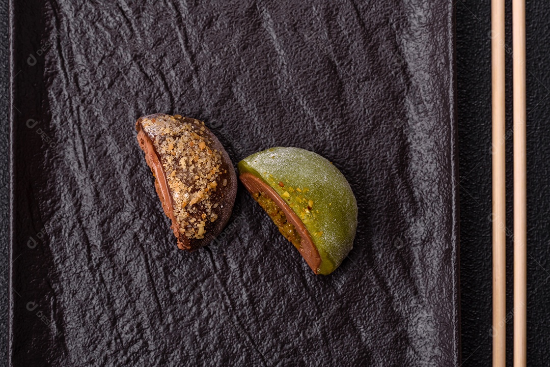 Imagem mostra dois bolinhos de arroz