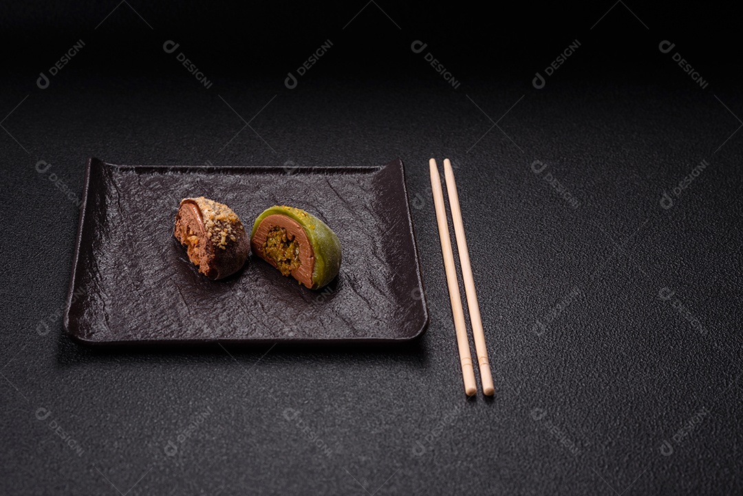 Imagem mostra dois bolinhos de arroz