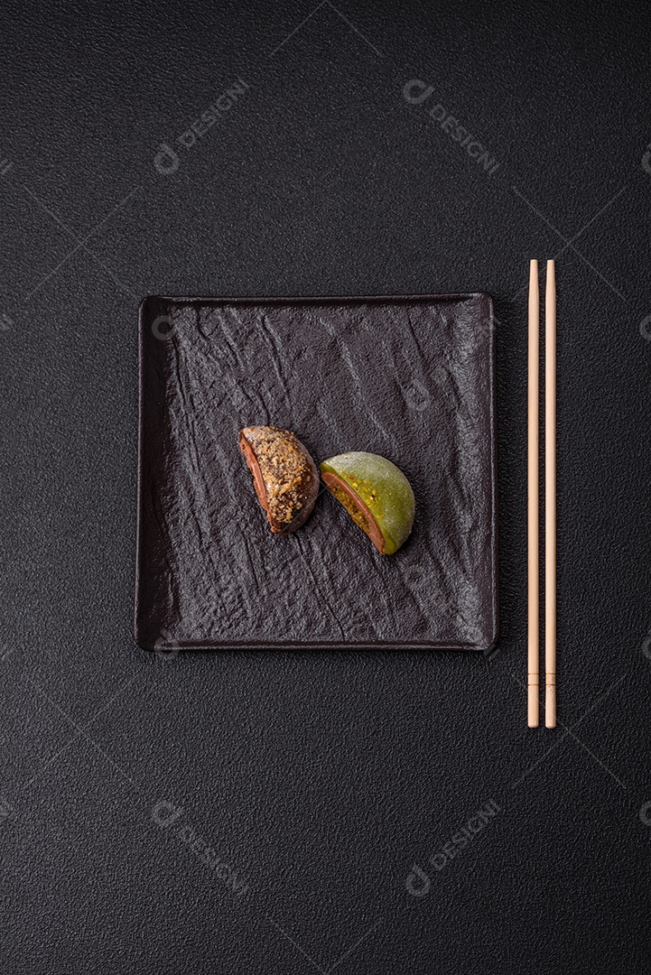 Imagem mostra dois bolinhos de arroz