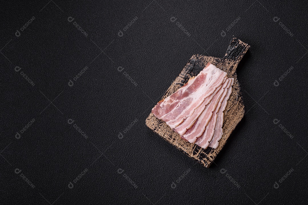 Imagem mostra fatias de bacon cru, acompanhadas de tomates cereja e sal rosa.
