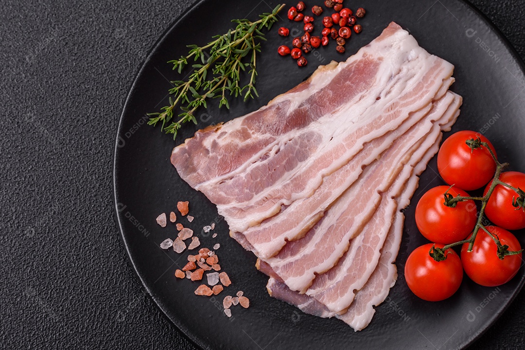 Imagem mostra fatias de pancetta ou toucinho