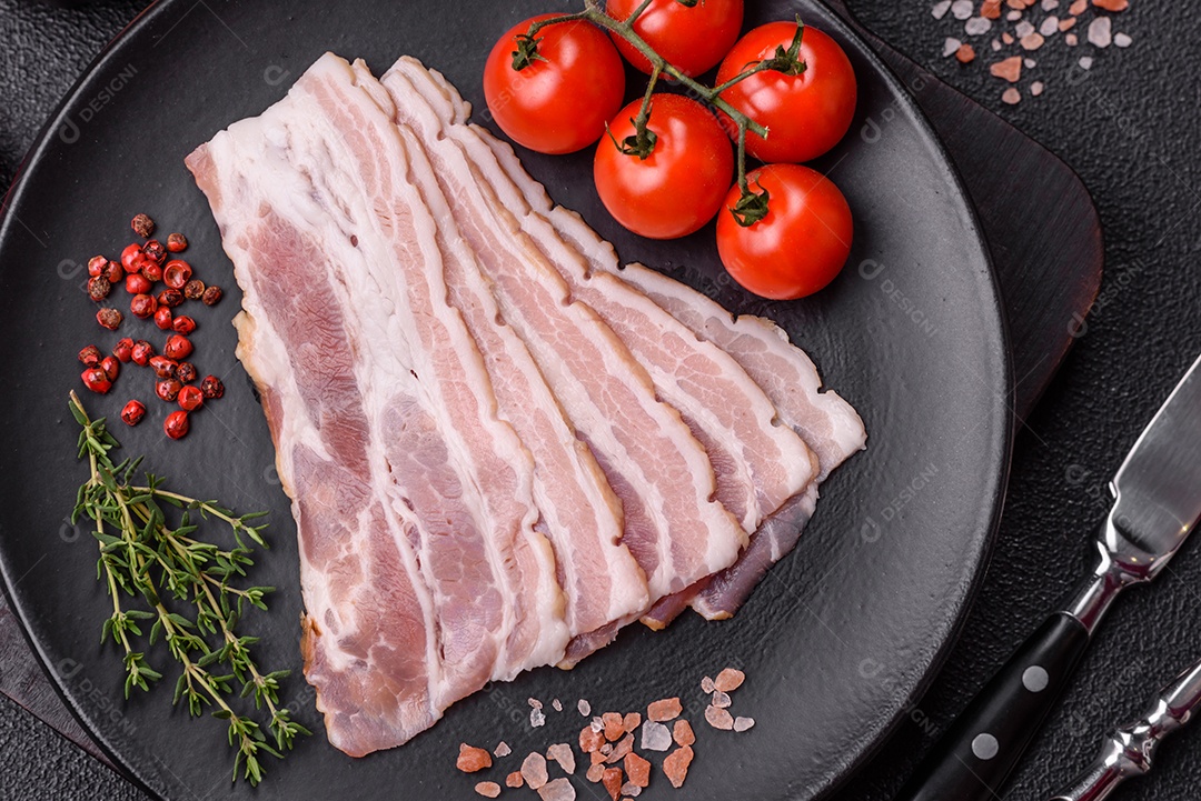Imagem mostra fatias de pancetta ou toucinho