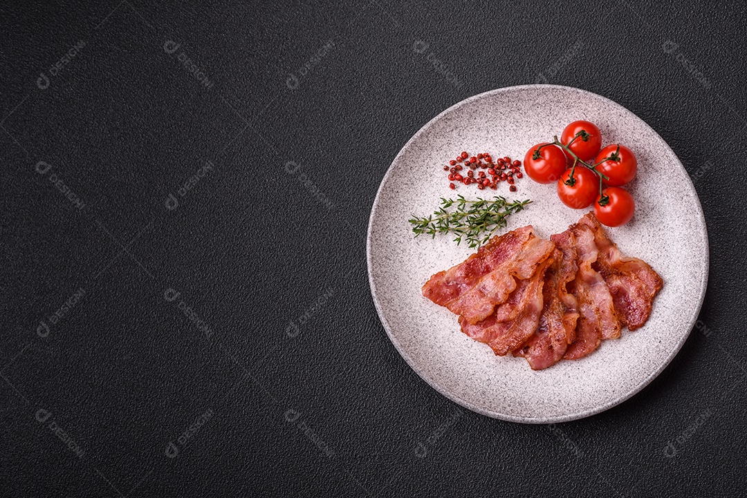 Imagem mostra fatias de bacon fritas ou grelhadas