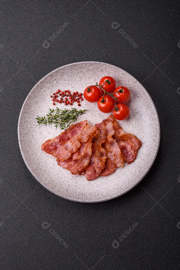 Imagem mostra fatias de bacon fritas ou grelhadas