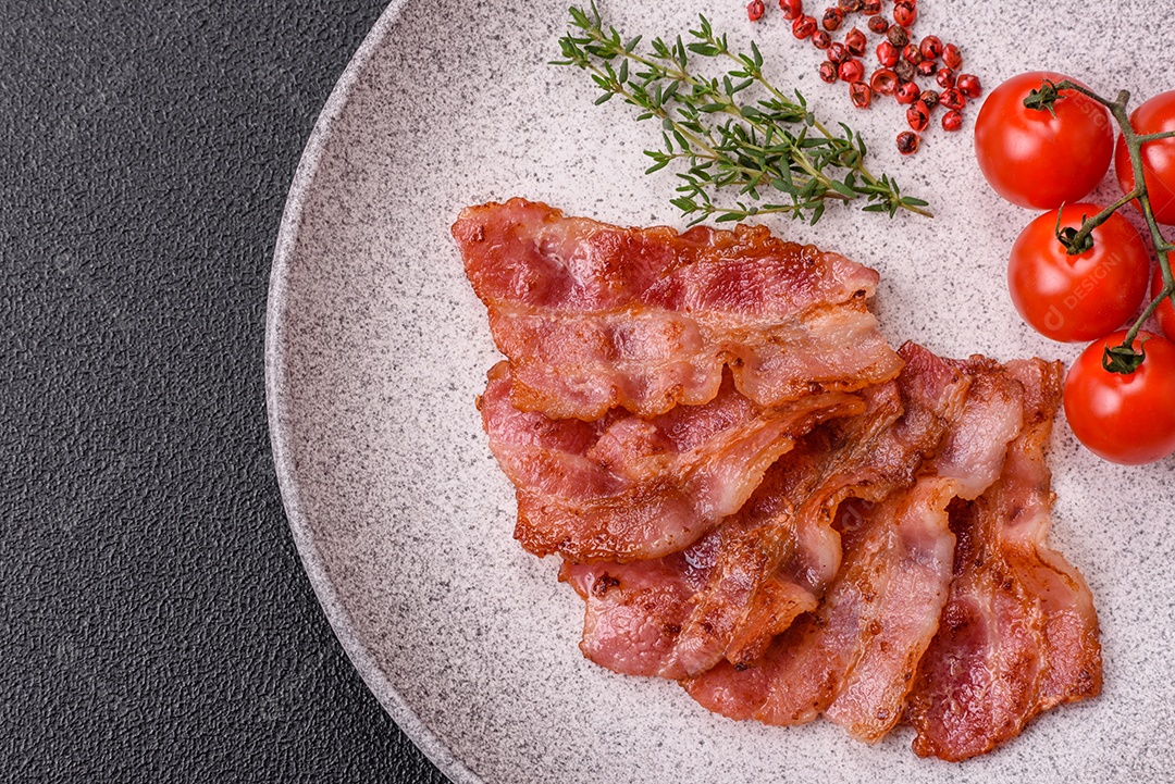 Imagem mostra fatias de bacon fritas ou grelhadas