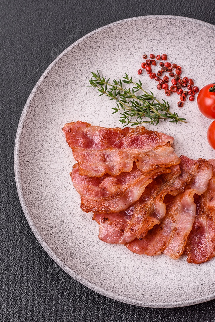 Imagem mostra fatias de bacon fritas ou grelhadas