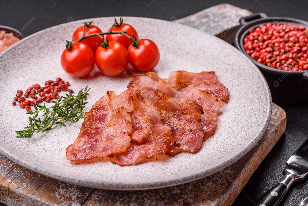 Imagem mostra fatias de bacon fritas ou grelhadas