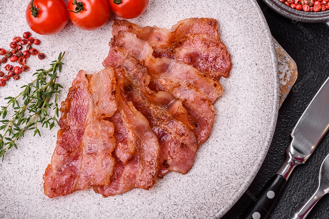 Imagem mostra fatias de bacon fritas ou grelhadas