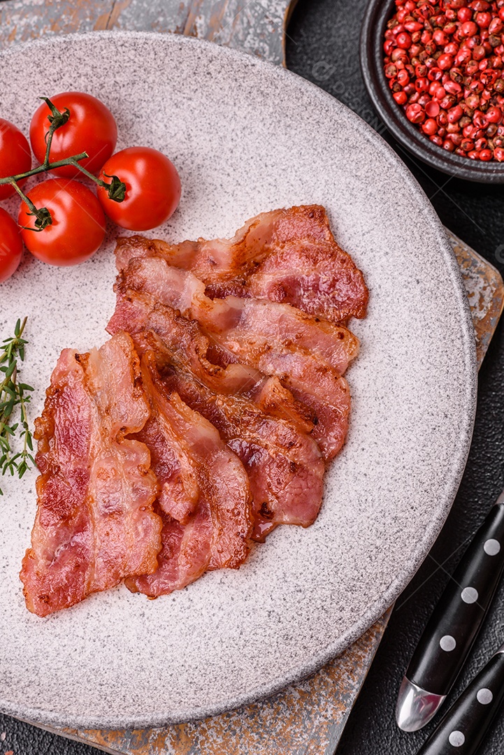 Imagem mostra fatias de bacon fritas ou grelhadas