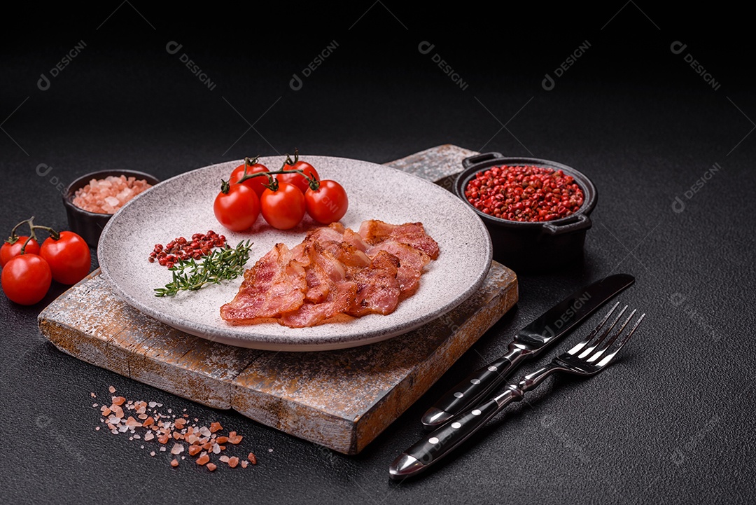 Imagem mostra fatias de bacon fritas ou grelhadas